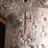 ...� possibile scorgere una piccola croce latina scolpita all�altezza del capitello